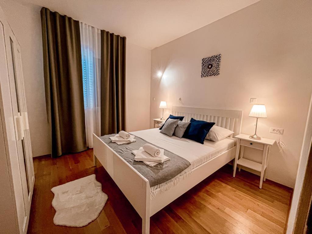 Pinia Apartments Bol Exterior photo